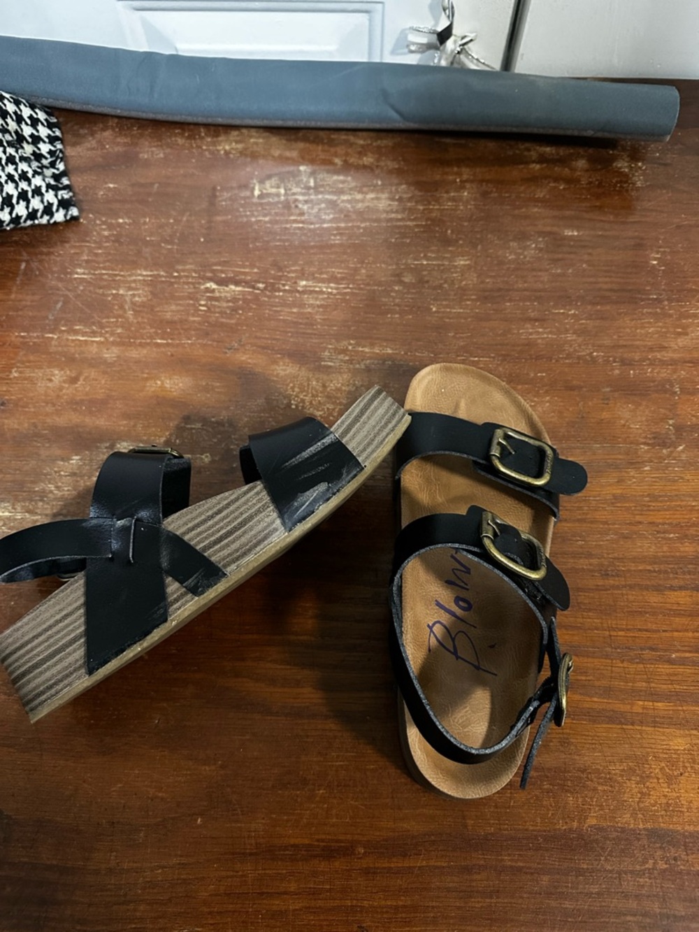 Black Triple-Buckle Women’s Sandals with Adjustable Straps - Picture 2 of 3